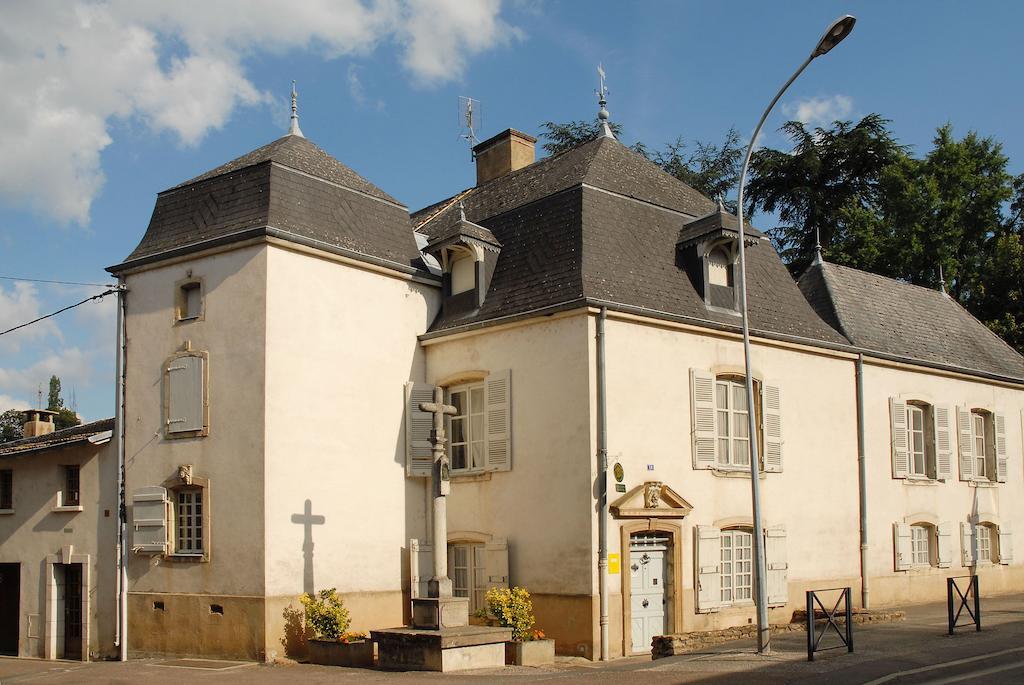 La Maison Des Gardes - Chambres D'Hotes Cluny Exterior photo